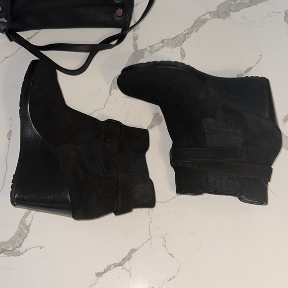 Ralph Lauren 90’s wedges are back, or maybe they never left. Suede boot. - Picture 4 of 8